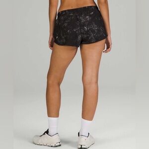 2021 Lululemon Hotty Hot Low-Rise Lined Short 2.5” – Aquila Black Multi / Black